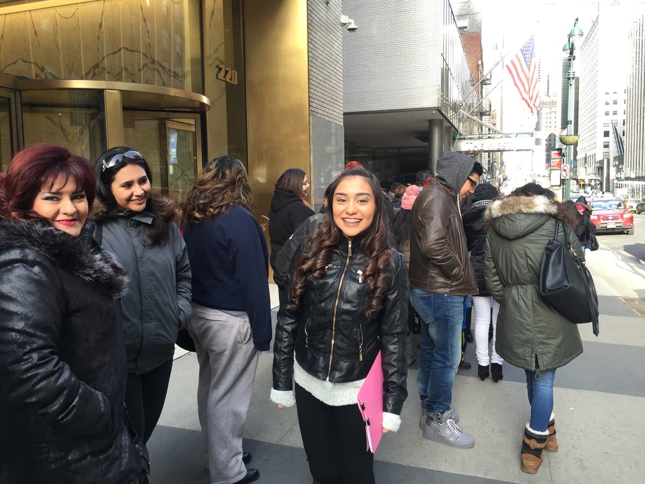 El primer reto de los neoyorquinos fue hacer una fila larga y aguantar frío, pero bien supieron como gozar la experiencia y esperar su turno. Vimos chicos cantando, tocando la guitarra, bailando y hasta se formaron bandas. Una vez más confirmamos que Nueva York tiene lo suyo y estará bien representado en esta nueva temporada.