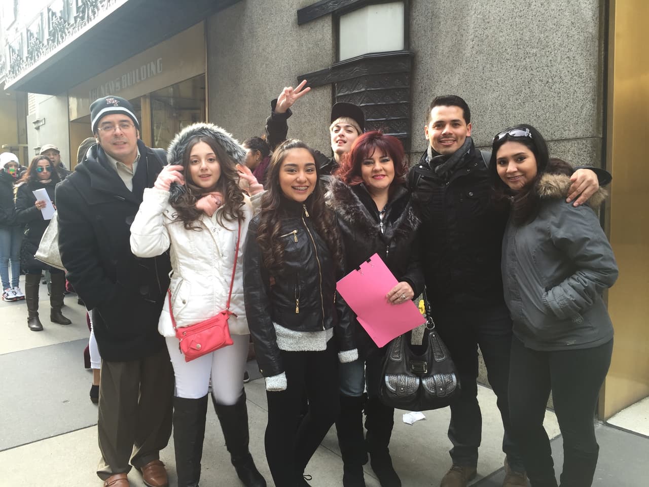 El primer reto de los neoyorquinos fue hacer una fila larga y aguantar frío, pero bien supieron como gozar la experiencia y esperar su turno. Vimos chicos cantando, tocando la guitarra, bailando y hasta se formaron bandas. Una vez más confirmamos que Nueva York tiene lo suyo y estará bien representado en esta nueva temporada.