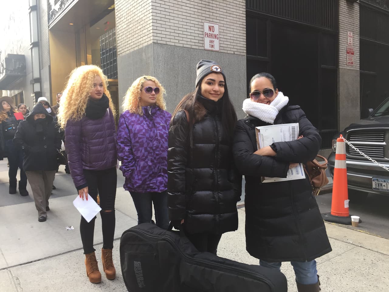 El primer reto de los neoyorquinos fue hacer una fila larga y aguantar frío, pero bien supieron como gozar la experiencia y esperar su turno. Vimos chicos cantando, tocando la guitarra, bailando y hasta se formaron bandas. Una vez más confirmamos que Nueva York tiene lo suyo y estará bien representado en esta nueva temporada.