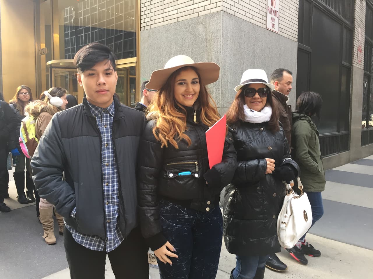 El primer reto de los neoyorquinos fue hacer una fila larga y aguantar frío, pero bien supieron como gozar la experiencia y esperar su turno. Vimos chicos cantando, tocando la guitarra, bailando y hasta se formaron bandas. Una vez más confirmamos que Nueva York tiene lo suyo y estará bien representado en esta nueva temporada.