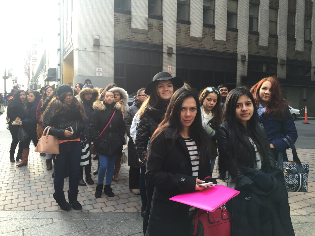 El primer reto de los neoyorquinos fue hacer una fila larga y aguantar frío, pero bien supieron como gozar la experiencia y esperar su turno. Vimos chicos cantando, tocando la guitarra, bailando y hasta se formaron bandas. Una vez más confirmamos que Nueva York tiene lo suyo y estará bien representado en esta nueva temporada.