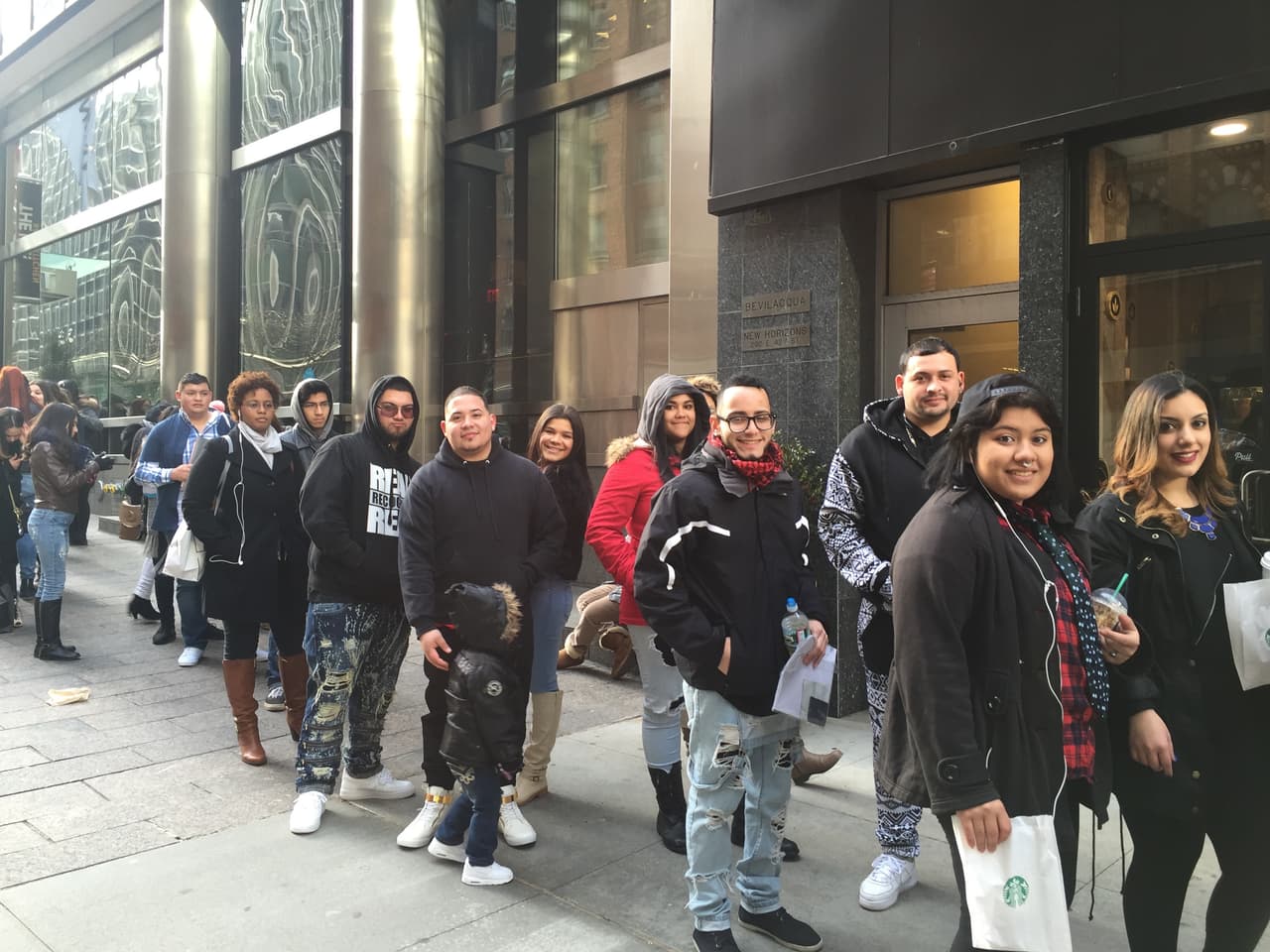 El primer reto de los neoyorquinos fue hacer una fila larga y aguantar frío, pero bien supieron como gozar la experiencia y esperar su turno. Vimos chicos cantando, tocando la guitarra, bailando y hasta se formaron bandas. Una vez más confirmamos que Nueva York tiene lo suyo y estará bien representado en esta nueva temporada.