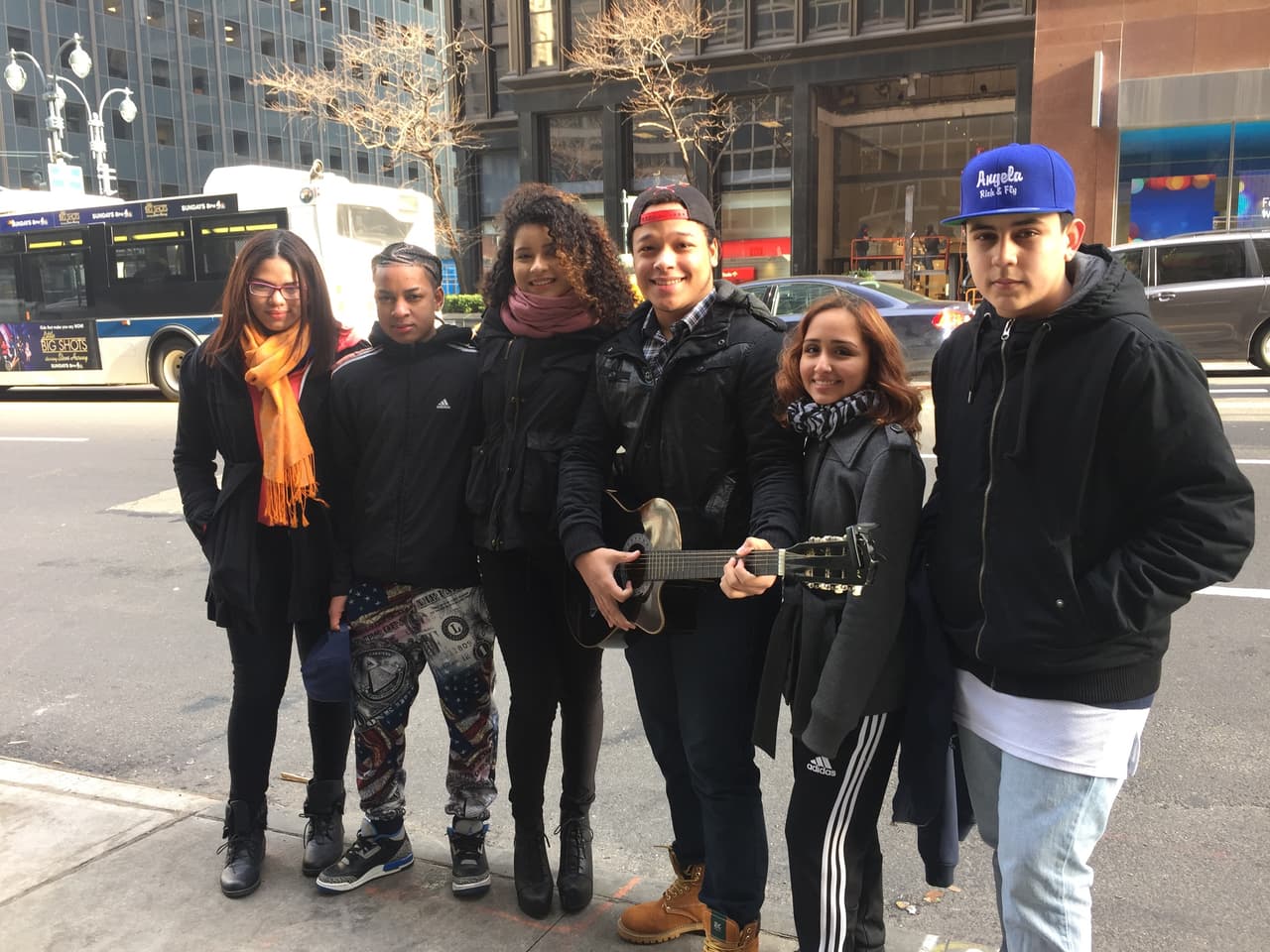 El primer reto de los neoyorquinos fue hacer una fila larga y aguantar frío, pero bien supieron como gozar la experiencia y esperar su turno. Vimos chicos cantando, tocando la guitarra, bailando y hasta se formaron bandas. Una vez más confirmamos que Nueva York tiene lo suyo y estará bien representado en esta nueva temporada.