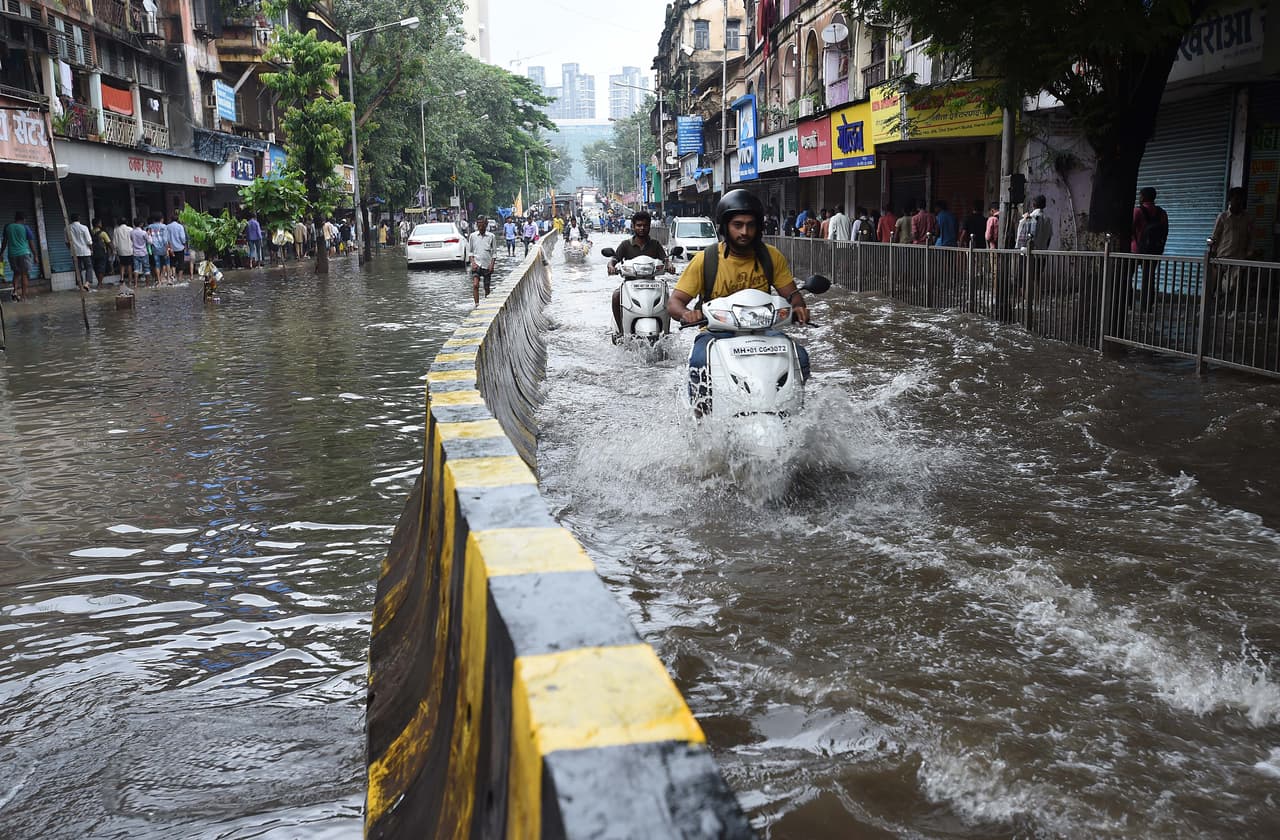 El noroeste de Bangladesh tiene la mitad del territorio bajo el agua. El Programa Mundial de Alimentos de la ONU anunció que se distribuirán alimentos para 200,000 personas en la zona.
<br>