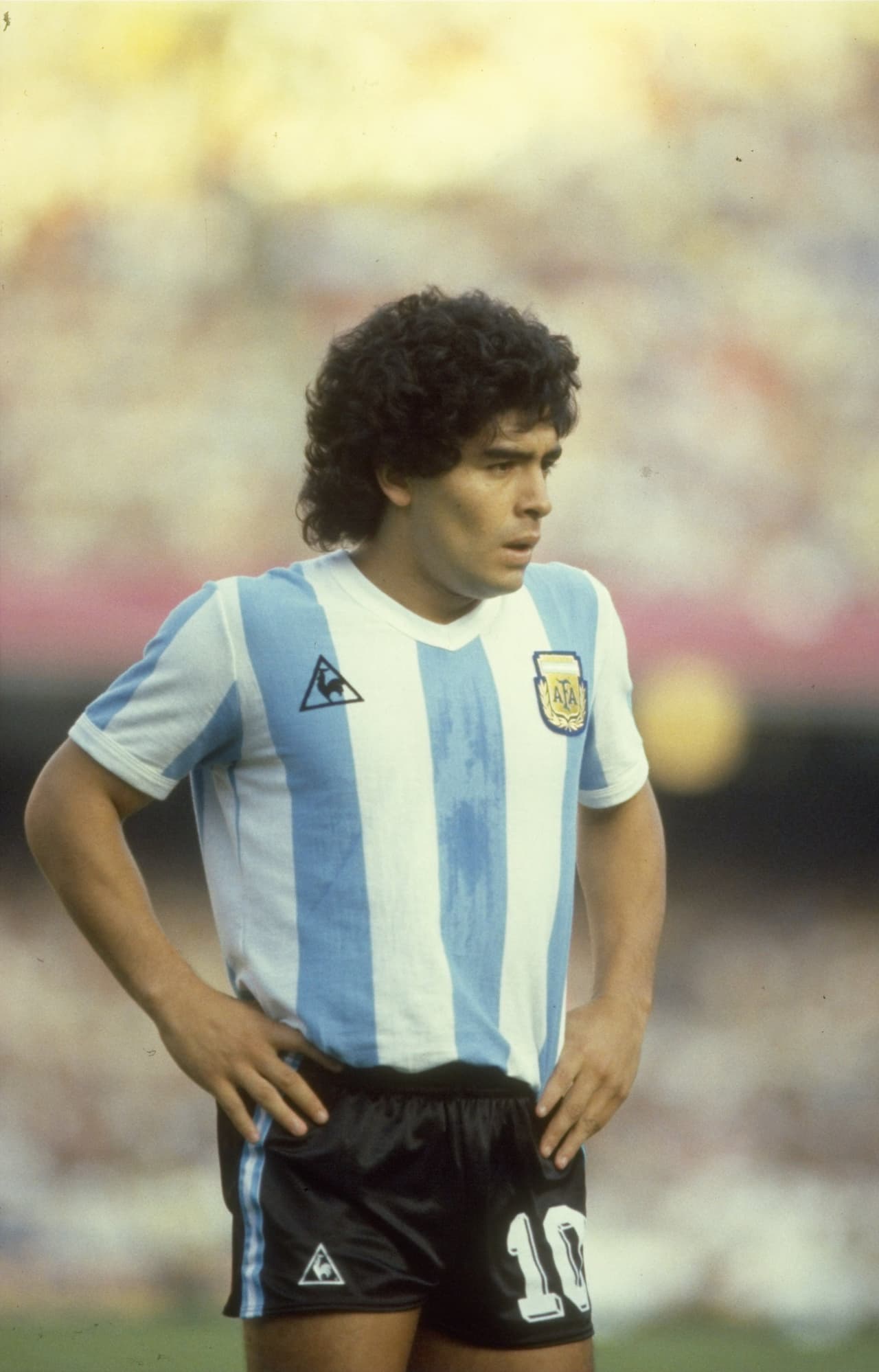 Aunque fue borrado de la lista de Argentina para el Mundial del 78, en su país, Diego Armando Maradona ya estaba en el radar de la prensa por su excelente calidad con el balón, demostrada en ese entonces con Argentinos Juniors.