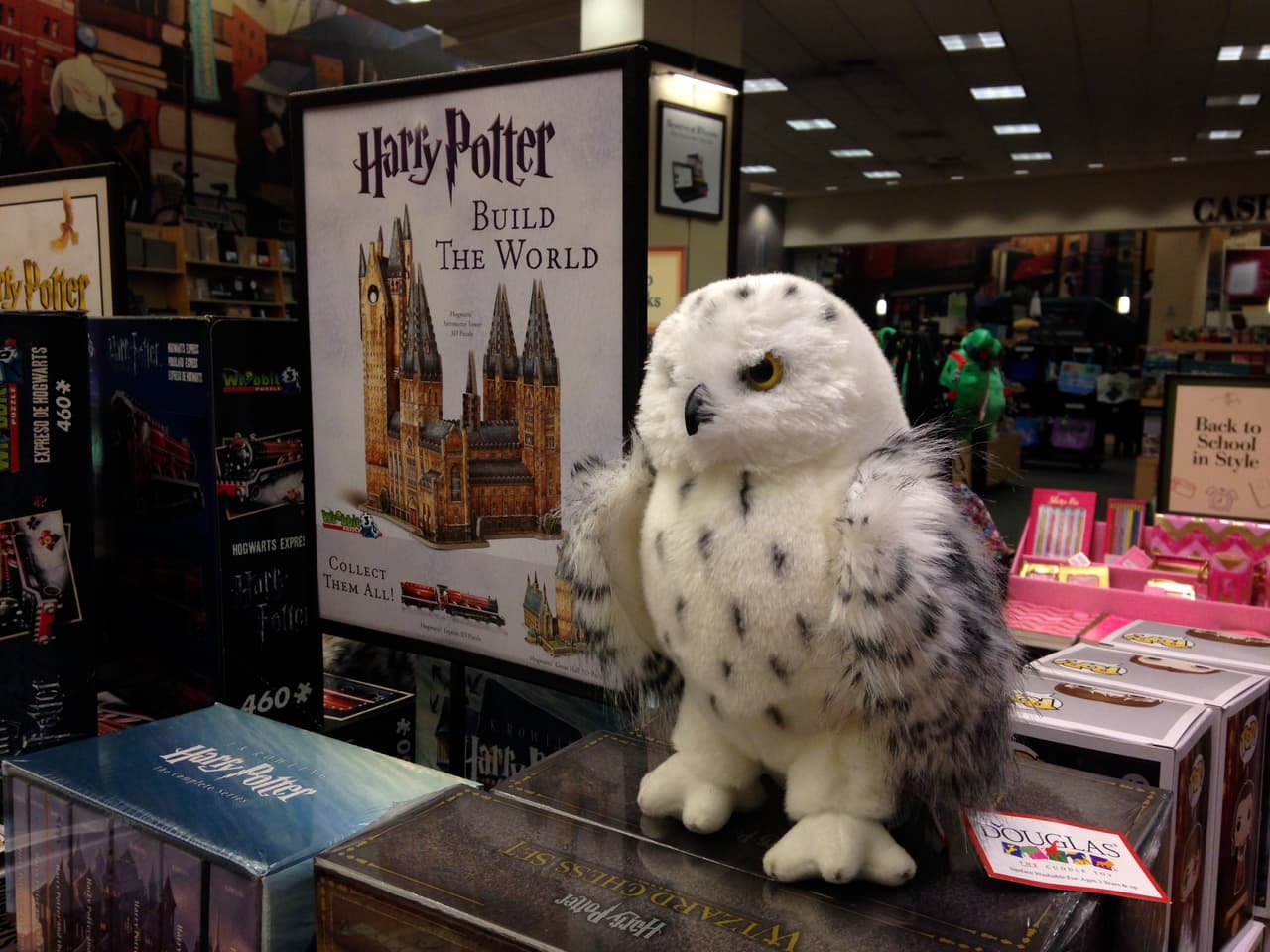 Además de libros, las tiendas también vendieron juguetes