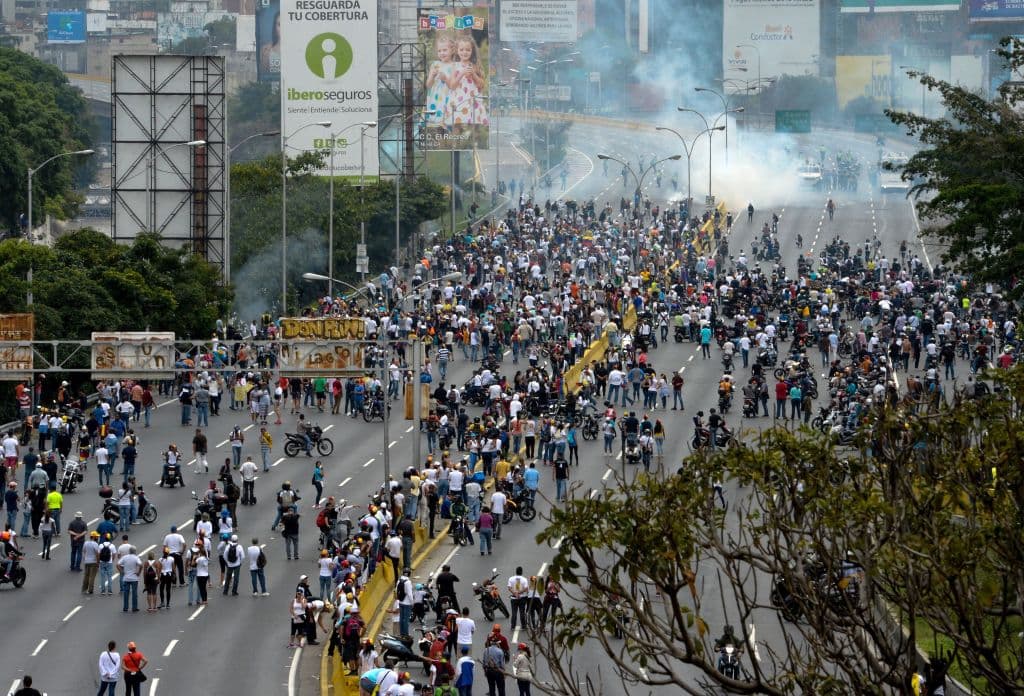 La protesta de hoy nuevamente fue reprimida con gases lacrimógenos y balines de goma. Pero como ha ocurrido en las últimas marchas, los opositores se han enfrentado a los agentes antimotines con piedras y cocteles molotov. Getty Images