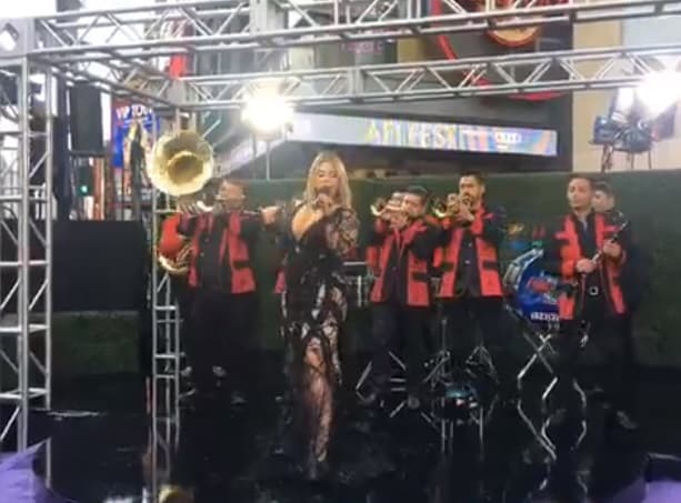 Aquí en plena actuación, fuera del programa, y los suertudos fueron los fanáticos que la escucharon cantar con su banda su reciente sencillo 'Vas a volver'.