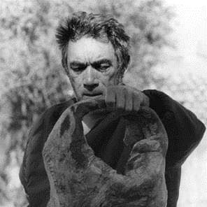 Esta exhibición profundiza en la vida y en los retos que Quinn enfrentó como inmigrante y cómo, con su gran talento y esfuerzo, logró afrontarlos.