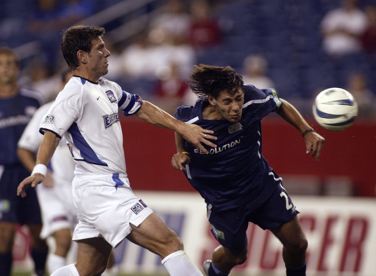 Con el pelo más largo, Clint Dempsey jugando para los Revs.