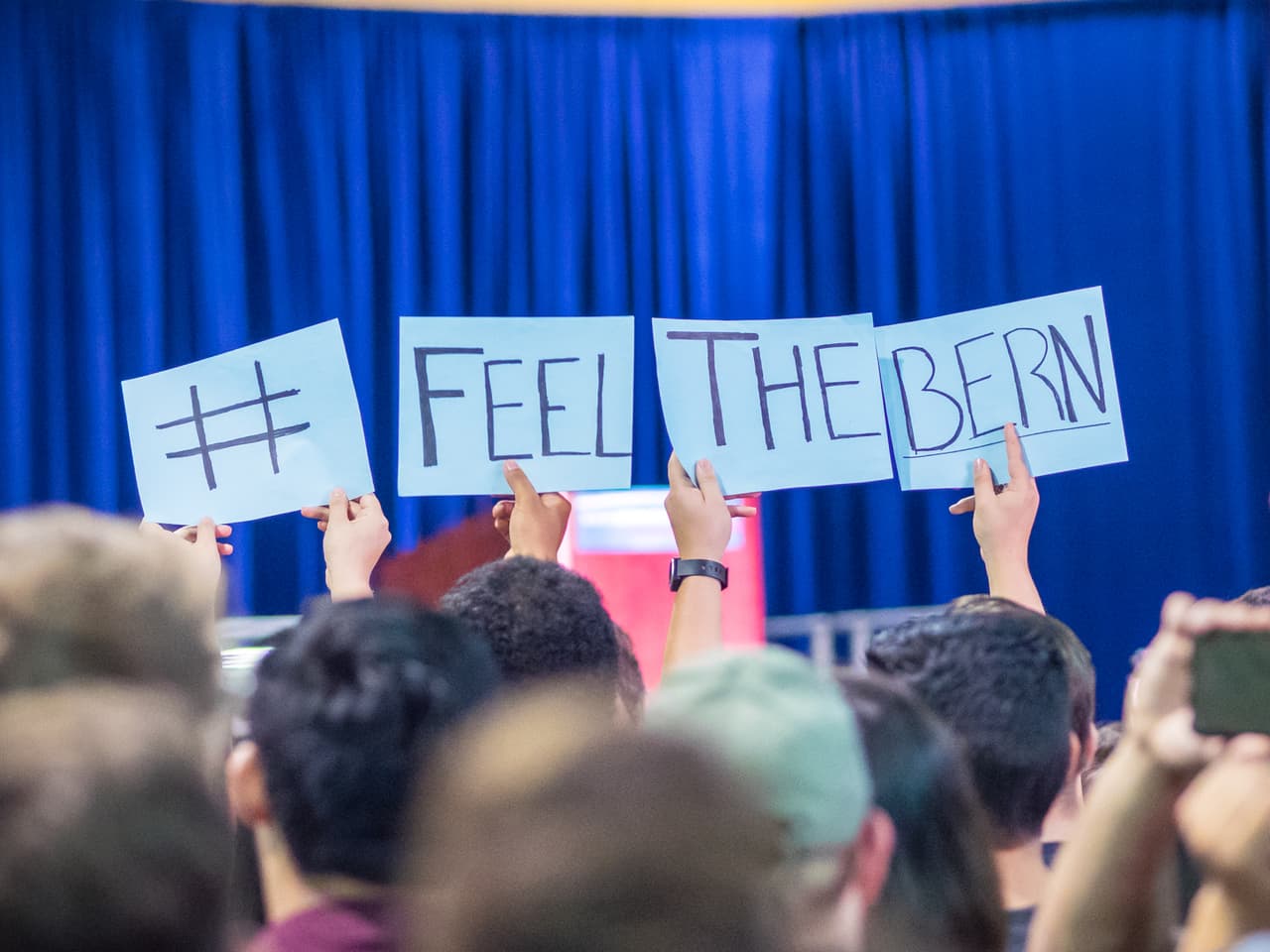 Unas 8,000 mil seguidores de Bernie Sanders se congregaron en el Centro de Convenciones de Phoenix para apoyar al precandidato demócrata.
