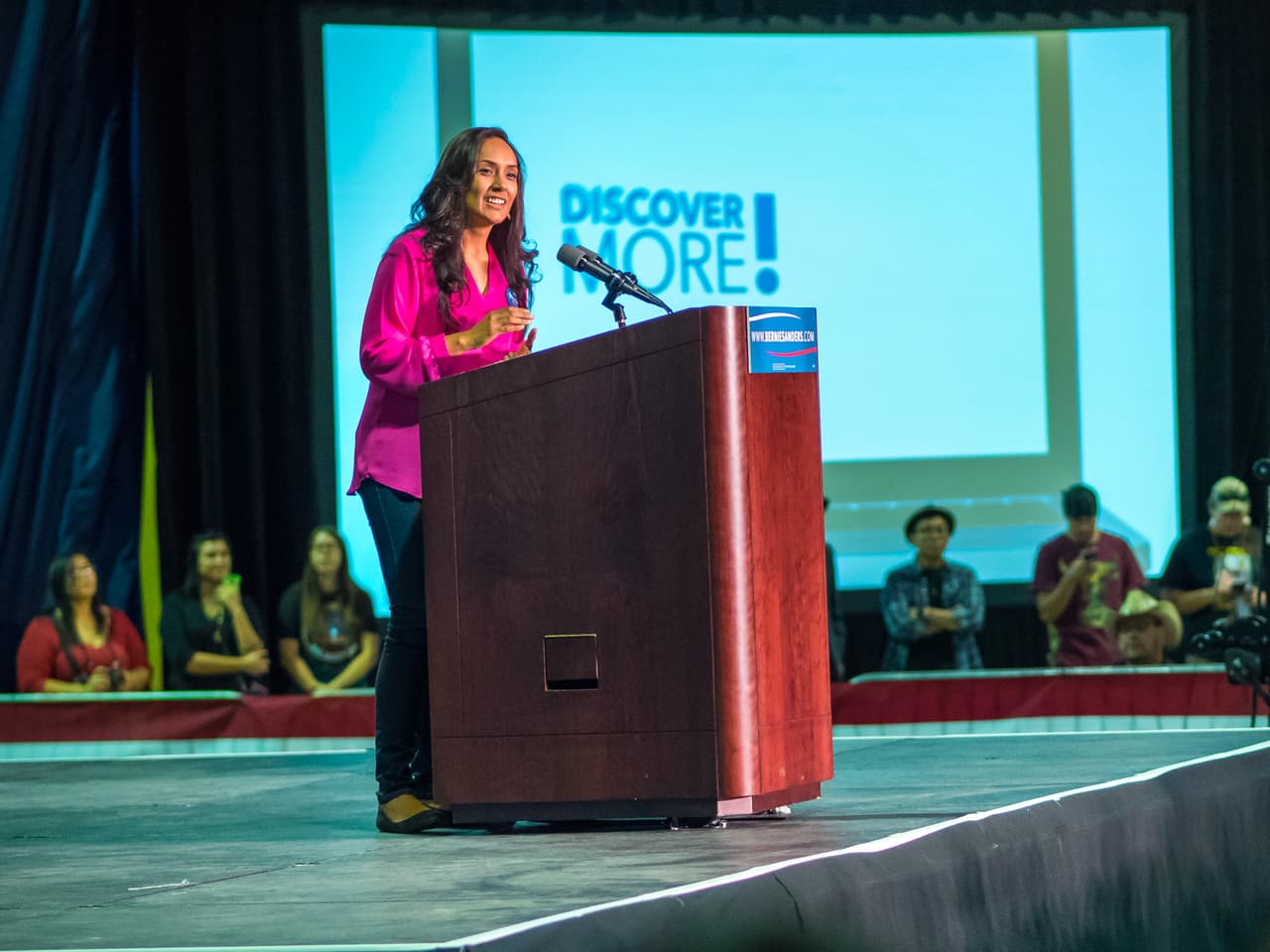 Unas 8,000 mil seguidores de Bernie Sanders se congregaron en el Centro de Convenciones de Phoenix para apoyar al precandidato demócrata.