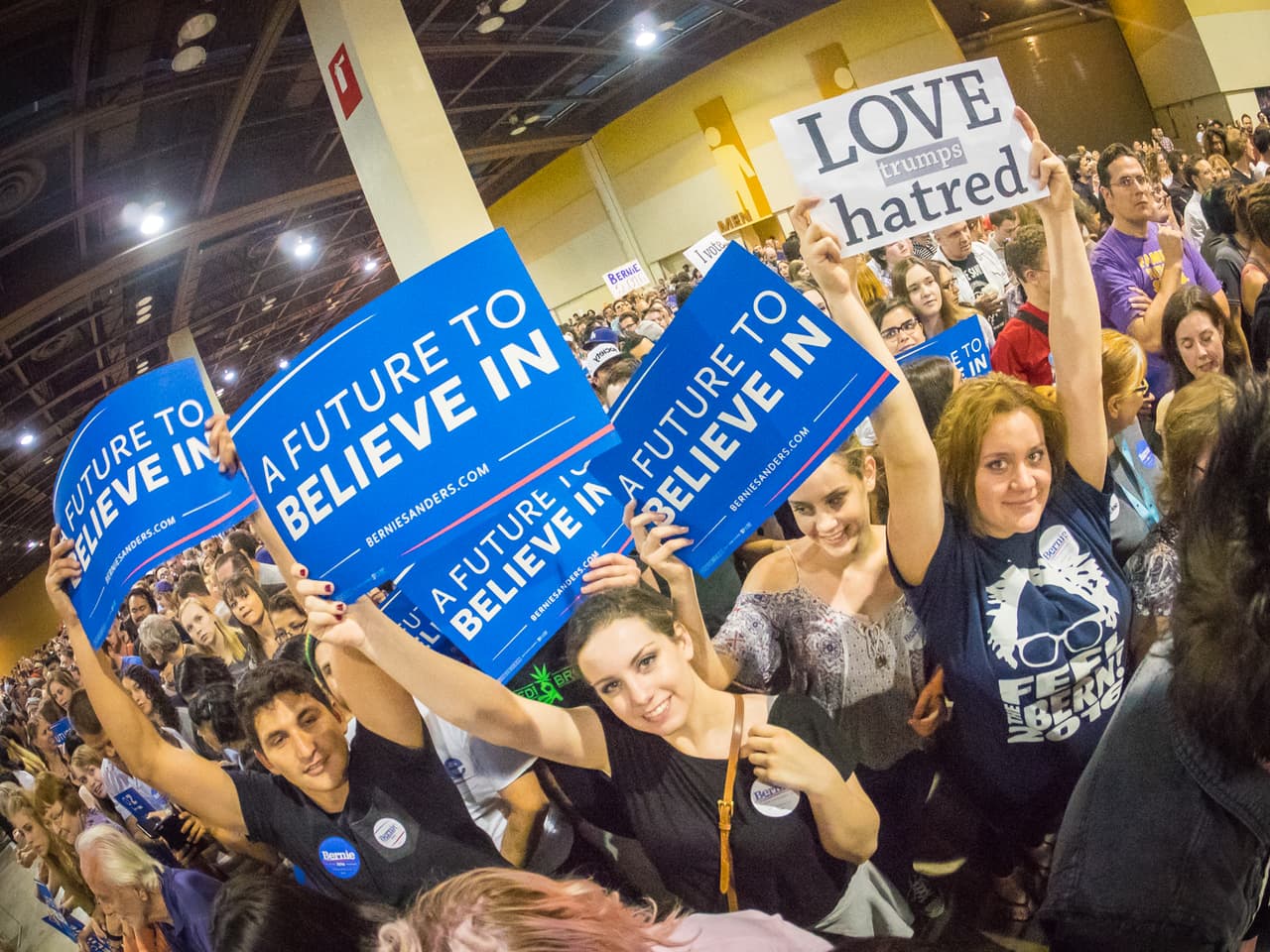 Unas 8,000 mil seguidores de Bernie Sanders se congregaron en el Centro de Convenciones de Phoenix para apoyar al precandidato demócrata.