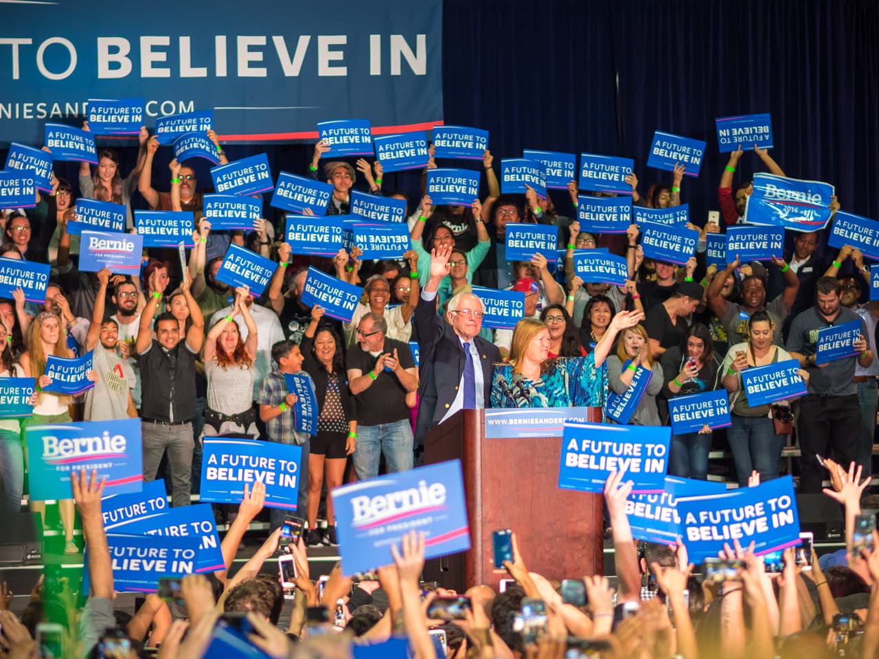 Unas 8,000 mil seguidores de Bernie Sanders se congregaron en el Centro de Convenciones de Phoenix para apoyar al precandidato demócrata.