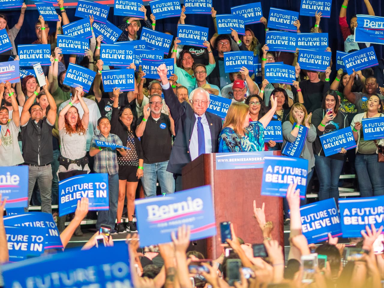Unas 8,000 mil seguidores de Bernie Sanders se congregaron en el Centro de Convenciones de Phoenix para apoyar al precandidato demócrata.