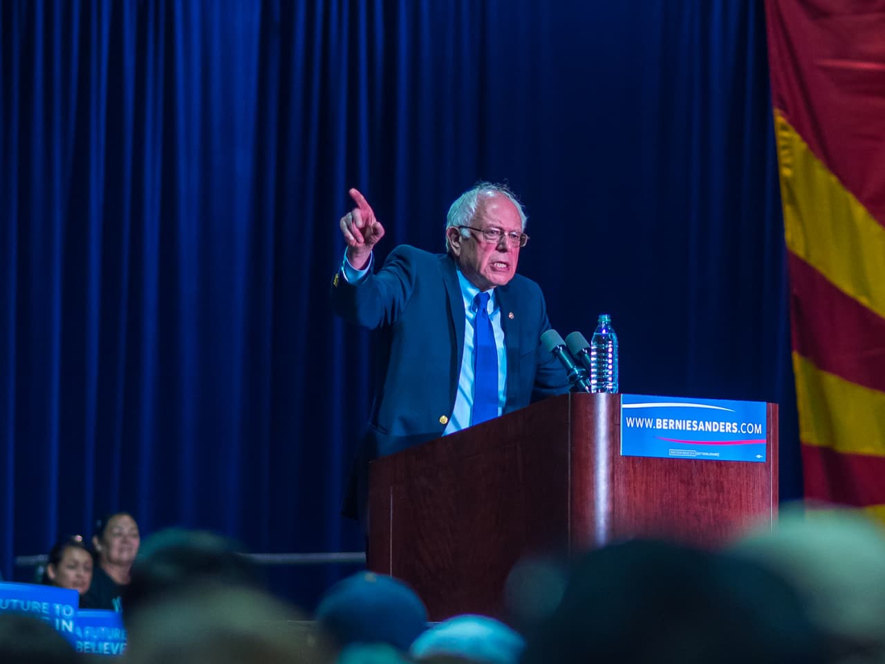 Unas 8,000 mil seguidores de Bernie Sanders se congregaron en el Centro de Convenciones de Phoenix para apoyar al precandidato demócrata.
