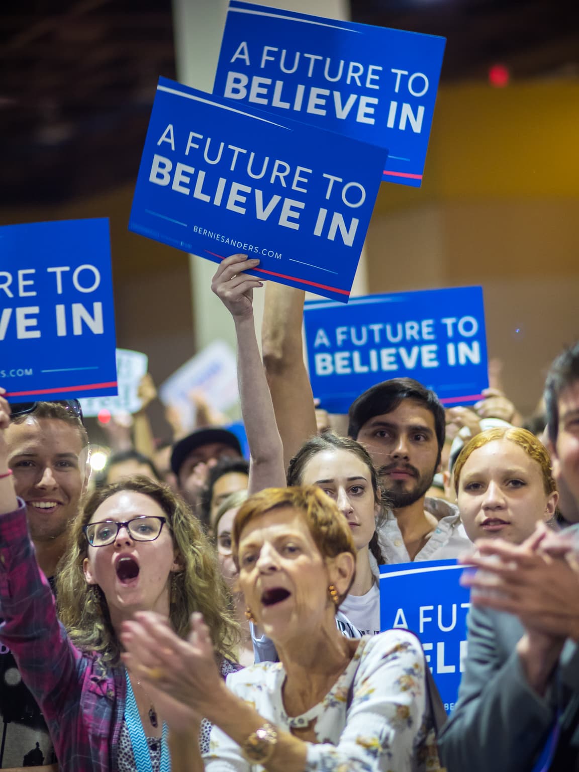 Unas 8,000 mil seguidores de Bernie Sanders se congregaron en el Centro de Convenciones de Phoenix para apoyar al precandidato demócrata.