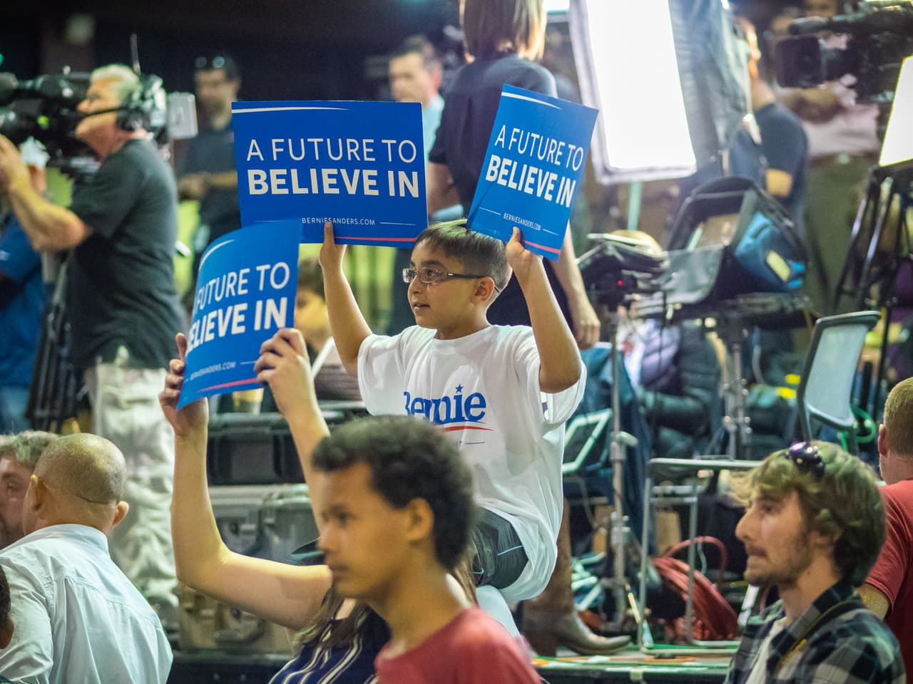 Unas 8,000 mil seguidores de Bernie Sanders se congregaron en el Centro de Convenciones de Phoenix para apoyar al precandidato demócrata.