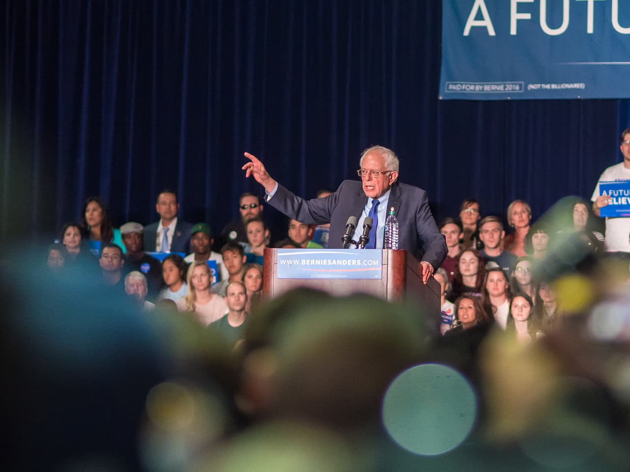 Unas 8,000 mil seguidores de Bernie Sanders se congregaron en el Centro de Convenciones de Phoenix para apoyar al precandidato demócrata.