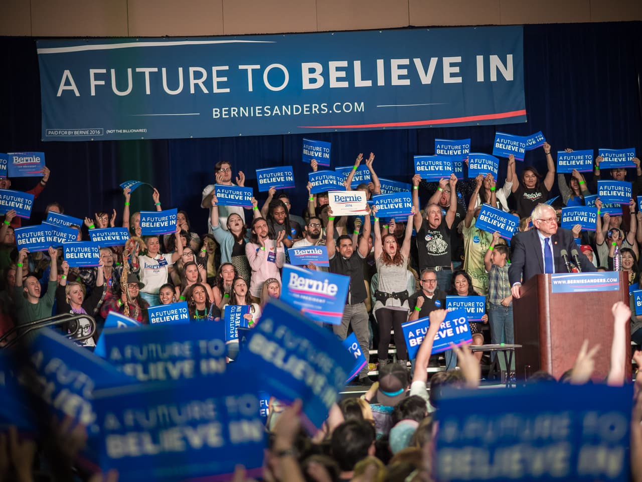 Unas 8,000 mil seguidores de Bernie Sanders se congregaron en el Centro de Convenciones de Phoenix para apoyar al precandidato demócrata.