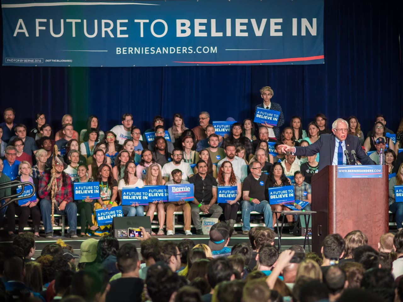 Unas 8,000 mil seguidores de Bernie Sanders se congregaron en el Centro de Convenciones de Phoenix para apoyar al precandidato demócrata.
