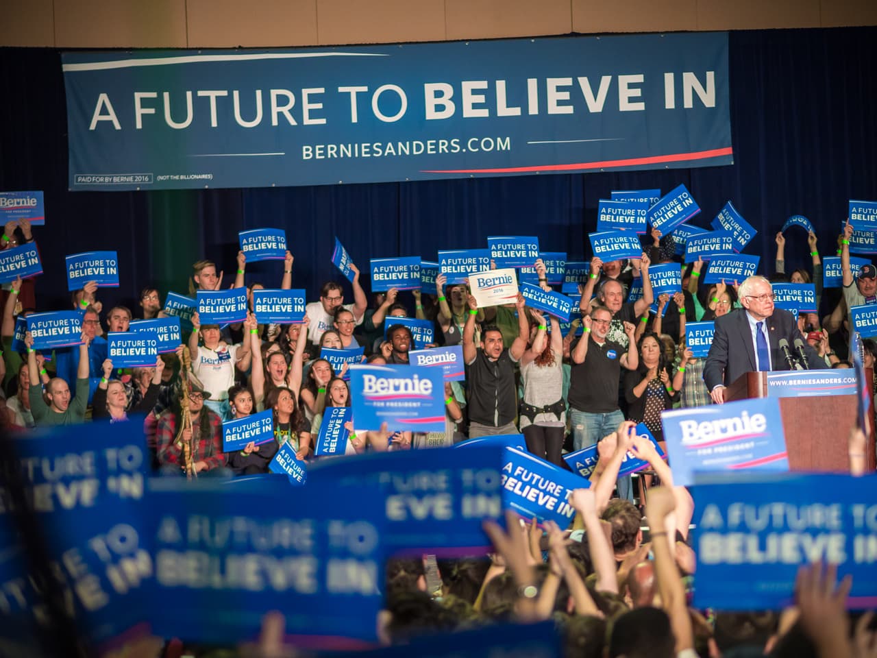 Unas 8,000 mil seguidores de Bernie Sanders se congregaron en el Centro de Convenciones de Phoenix para apoyar al precandidato demócrata.