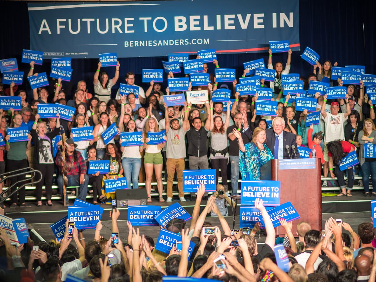 Unas 8,000 mil seguidores de Bernie Sanders se congregaron en el Centro de Convenciones de Phoenix para apoyar al precandidato demócrata.