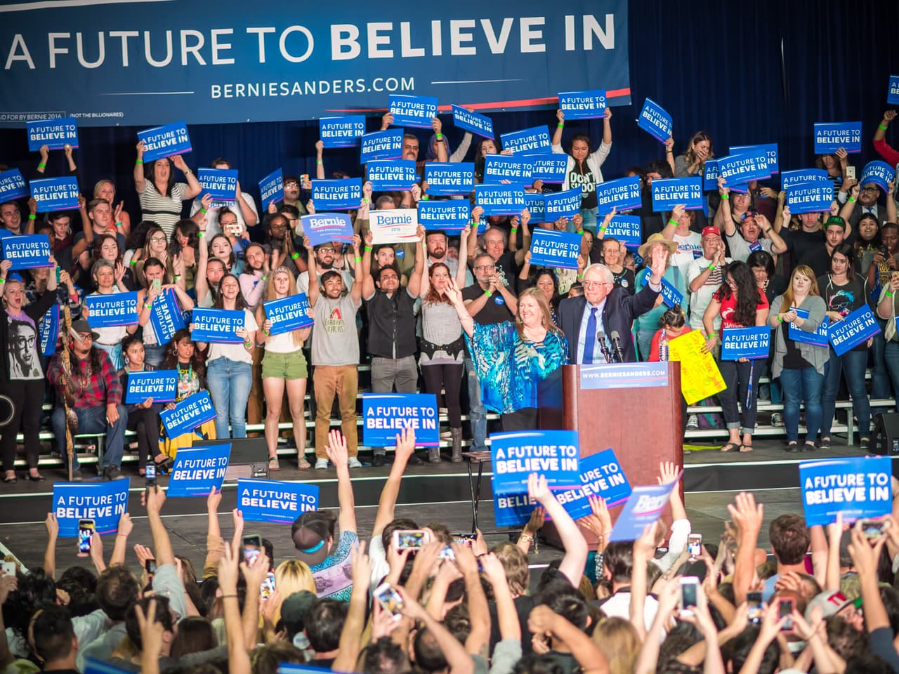 Unas 8,000 mil seguidores de Bernie Sanders se congregaron en el Centro de Convenciones de Phoenix para apoyar al precandidato demócrata.