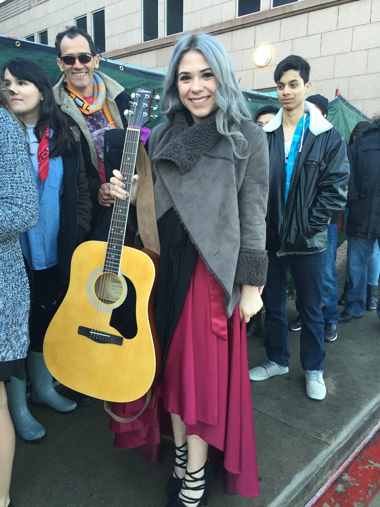 Cantando y con toda la energía se hicieron sentir los jóvenes texanos que madrugaron en busca de la oportunidad de sus vidas. Cada uno tuvo la misión de convencernos con su talento, personalidad y estilo único, muchos audicionaron pero sólo los mejores subirán al escenario.