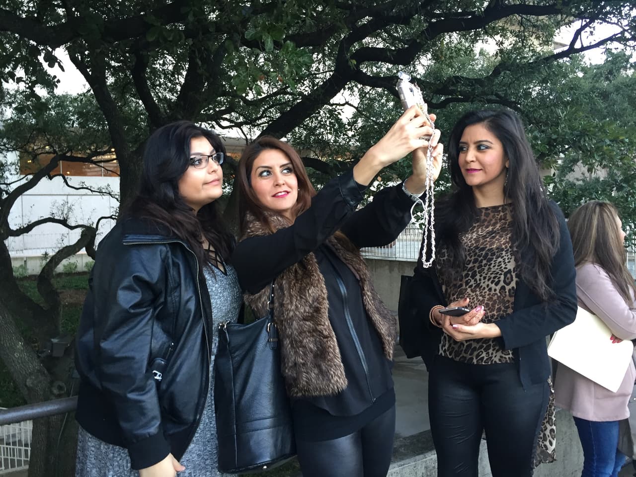 Cantando y con toda la energía se hicieron sentir los jóvenes texanos que madrugaron en busca de la oportunidad de sus vidas. Cada uno tuvo la misión de convencernos con su talento, personalidad y estilo único, muchos audicionaron pero sólo los mejores subirán al escenario.