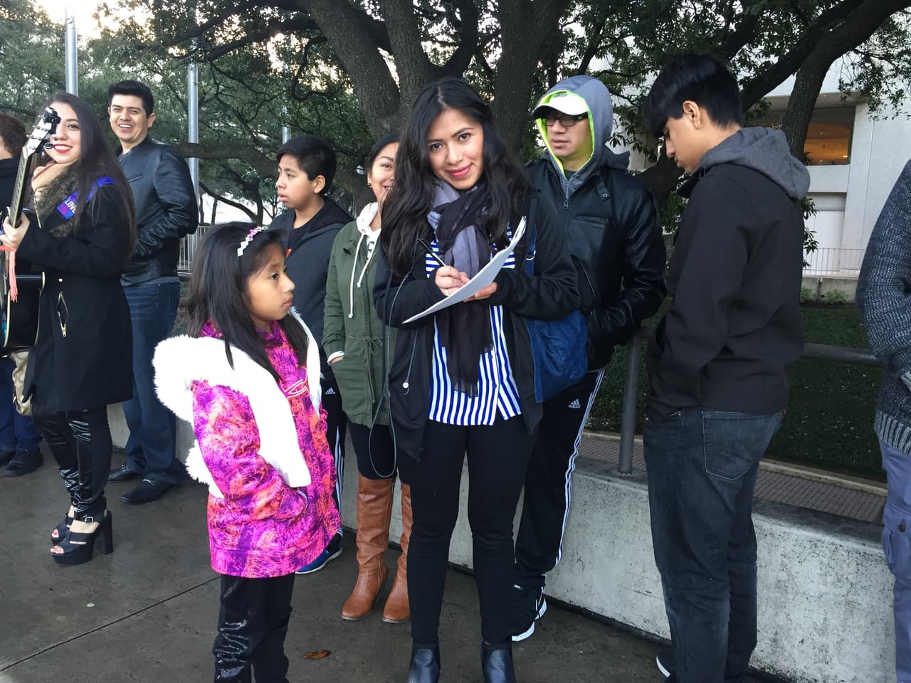 Cantando y con toda la energía se hicieron sentir los jóvenes texanos que madrugaron en busca de la oportunidad de sus vidas. Cada uno tuvo la misión de convencernos con su talento, personalidad y estilo único, muchos audicionaron pero sólo los mejores subirán al escenario.