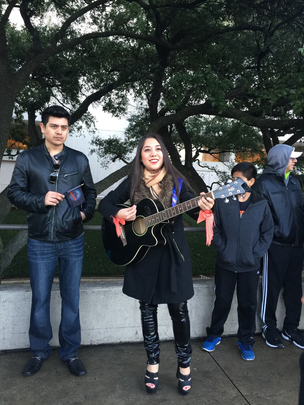 Cantando y con toda la energía se hicieron sentir los jóvenes texanos que madrugaron en busca de la oportunidad de sus vidas. Cada uno tuvo la misión de convencernos con su talento, personalidad y estilo único, muchos audicionaron pero sólo los mejores subirán al escenario.