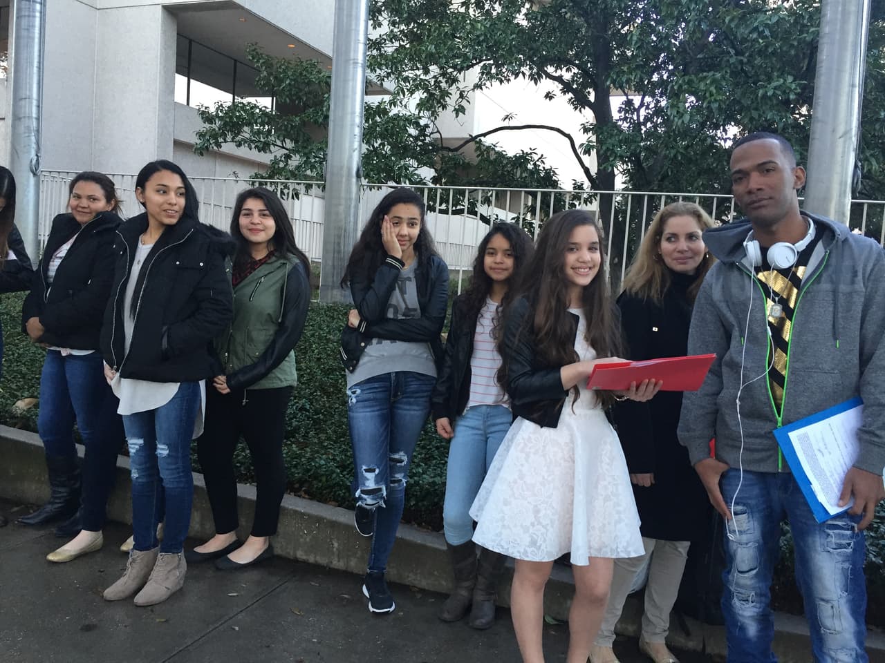 Cantando y con toda la energía se hicieron sentir los jóvenes texanos que madrugaron en busca de la oportunidad de sus vidas. Cada uno tuvo la misión de convencernos con su talento, personalidad y estilo único, muchos audicionaron pero sólo los mejores subirán al escenario.