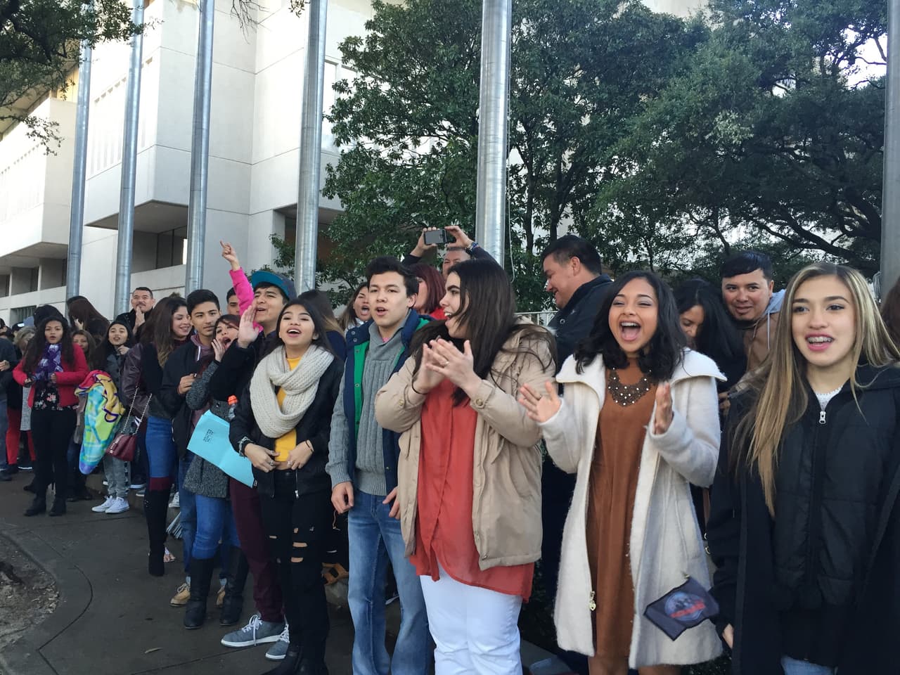 Cantando y con toda la energía se hicieron sentir los jóvenes texanos que madrugaron en busca de la oportunidad de sus vidas. Cada uno tuvo la misión de convencernos con su talento, personalidad y estilo único, muchos audicionaron pero sólo los mejores subirán al escenario.