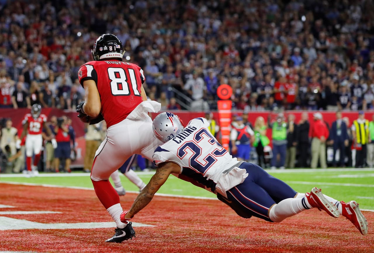 HOUSTON, TX - FEBRUARY 05: Austin Hooper #81 of the Atlanta Falcons catches a 19 yard touchdown against Patrick Chung #23 of the New England Patriots in the second quarter during Super Bowl 51 at NRG Stadium on February 5, 2017 in Houston, Texas. (Photo by Kevin C. Cox/Getty Images)