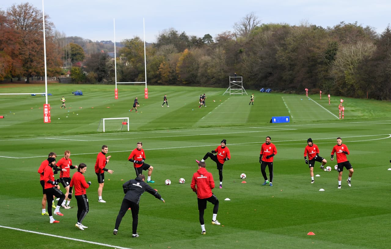 A dos puntos del primer y segundo lugar, Gales sabe que debe vencer a Serbia como local y por eso el intenso trabajo en grupo para imponerse este sábado.
