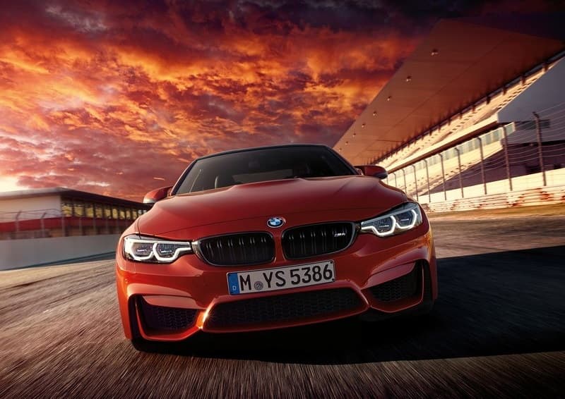 El M4 Coupé, hermano del M4 Convertible, intentó combinar, según BMW, la practicidad de un vehículo de uso diario con muy elevadas prestaciones deportivas.