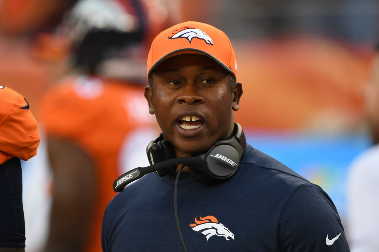 BRONCOS | El coachUna muy complicada tarea tendrá Vance Joseph en su primer año como head coach de Denver: la de regresar al equipo a la cima de una división que desde el año pasado se tornó altamente competitiva. Joseph fue coordinador defensivo de los Dolphins el año pasado y hay pocas dudas de que los Broncos serán duros sin el balón, pero hay que esperar qué tanto puede explotar el potencial de su QB Trevor Siemian.