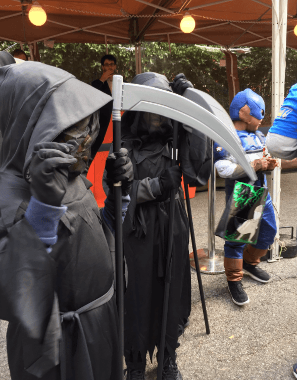 En armonía, los menores compartieron en la fiesta de Halloween de Gracie Mansion.
