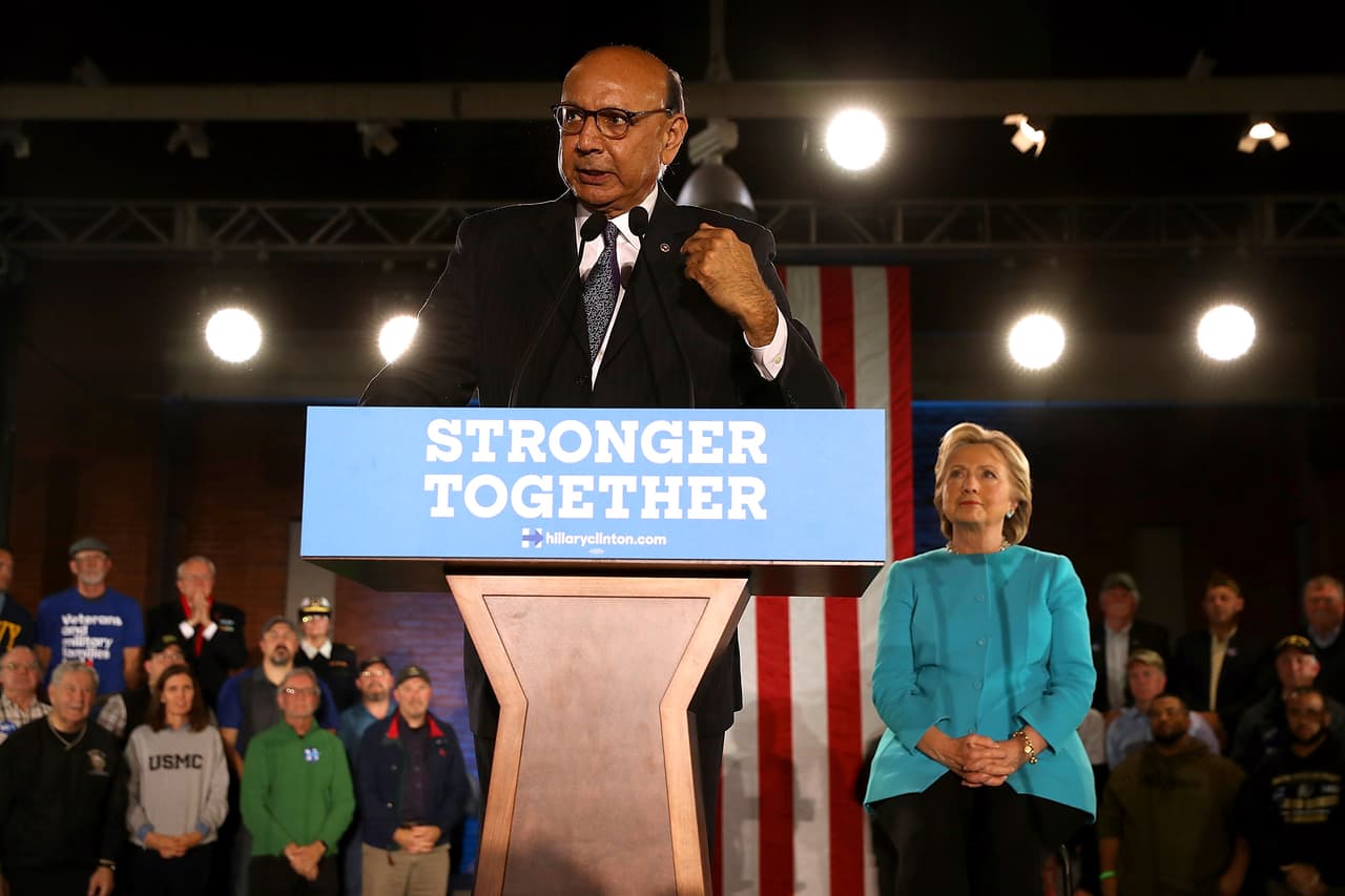 Khizir Khan presenta a Hillary Clinton en Manchester