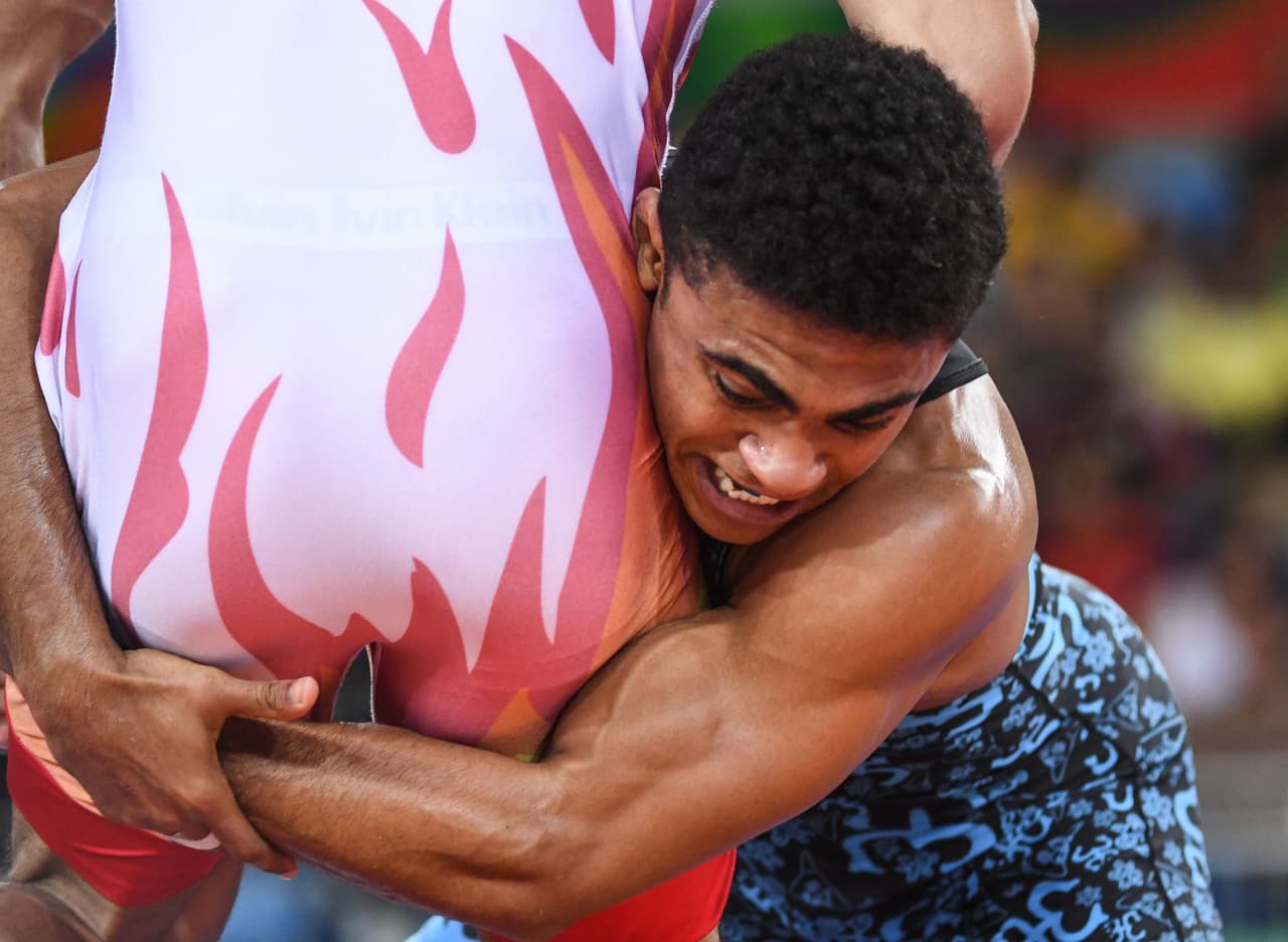 Gómez pasó directo a la segunda ronda de los 65 kilogramos tras vencer al búlgaro Borislav Novachkov. Sin embargo, en su segundo combate, una polémica decisión lo dejó fuera del medallero dándole la victoria al uzbeko Ikhtioyor Mavruzov.