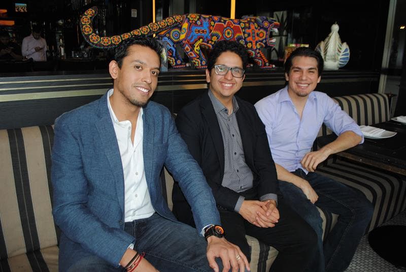 Iván Aguilera, primero desde la izquierda y a quien Juan Gabriel apuntó como su heredero universal, enfrenta una demanda por parte de Joao Gabriel Alberto Aguilera, hijo de sangre del Divo de Juárez.