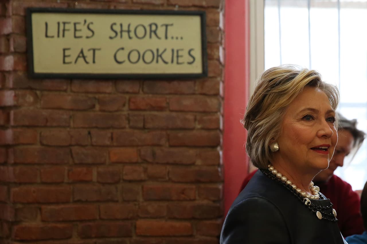 Poco antes de las 12 del mediodía y antes de entrar al teatro Apollo, en Harlem, Hillary Clinton acudió por café y un dulce a un negocio cercano.
