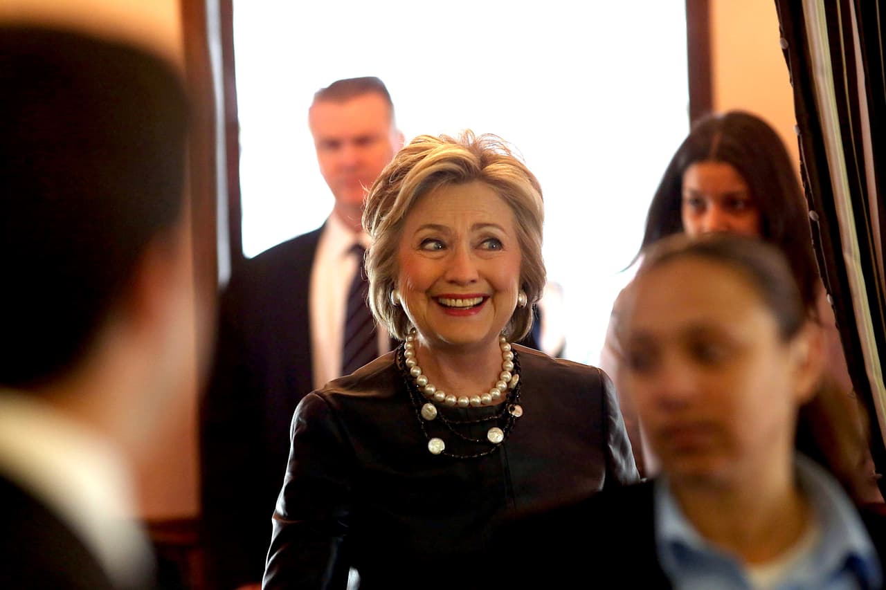 Hillary Clinton se sorprendió ante la calurosa bienvenida que le dieron los clientes del negocio "Make My Cake" en Harlem, Manhattan.