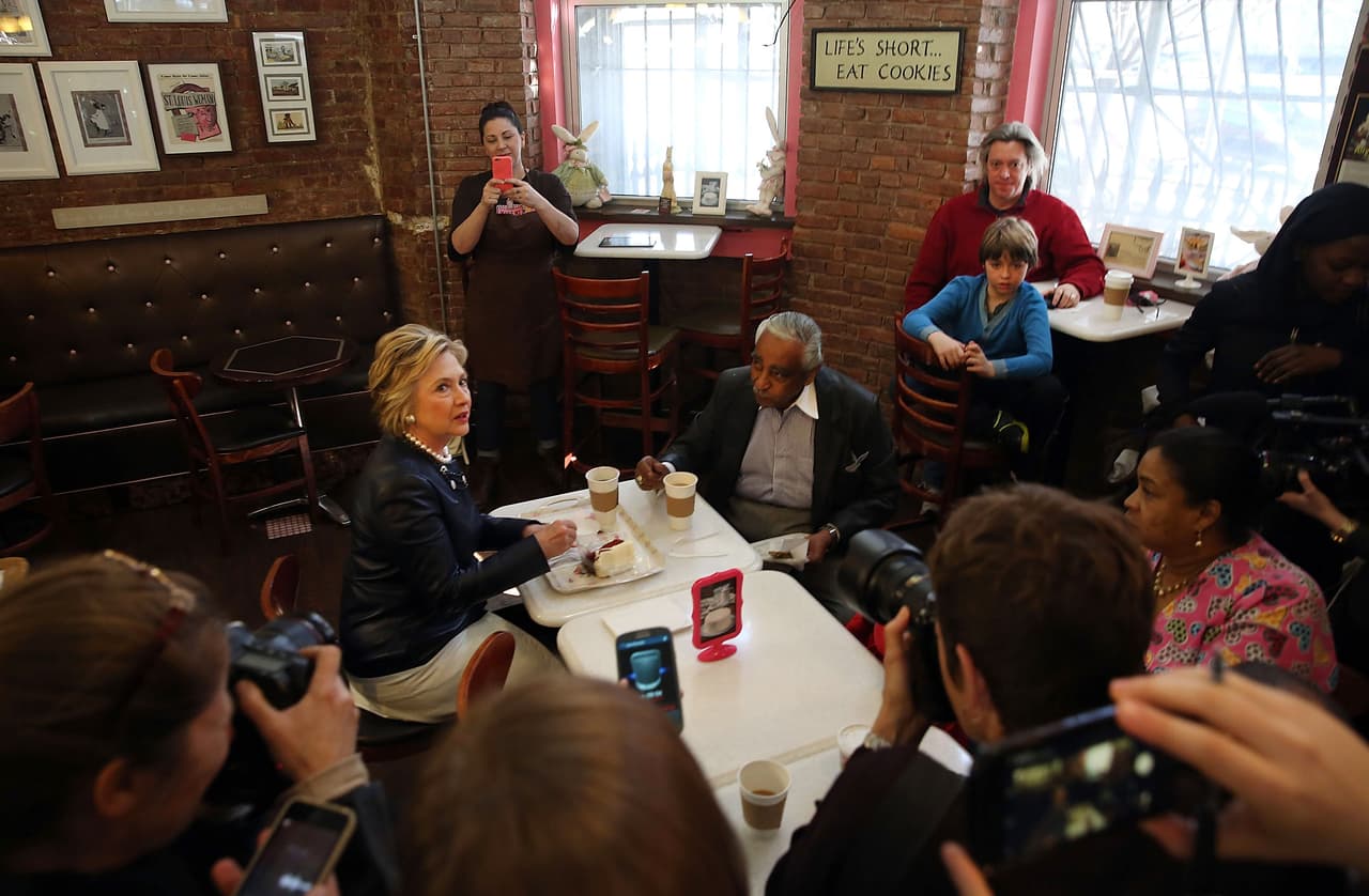 Tras tomar un poco de café negro, Hillary Clinton respondió a las preguntas que algunos vecinos del lugar quisieron hacerle.