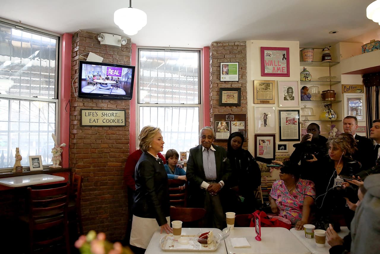 Antes de sentarse a tomar el cafecito junto al congresista Charles Rangel, Hillary Clinton dedicó un minuto a agradecer el cariño de quienes estaban en el negocio.