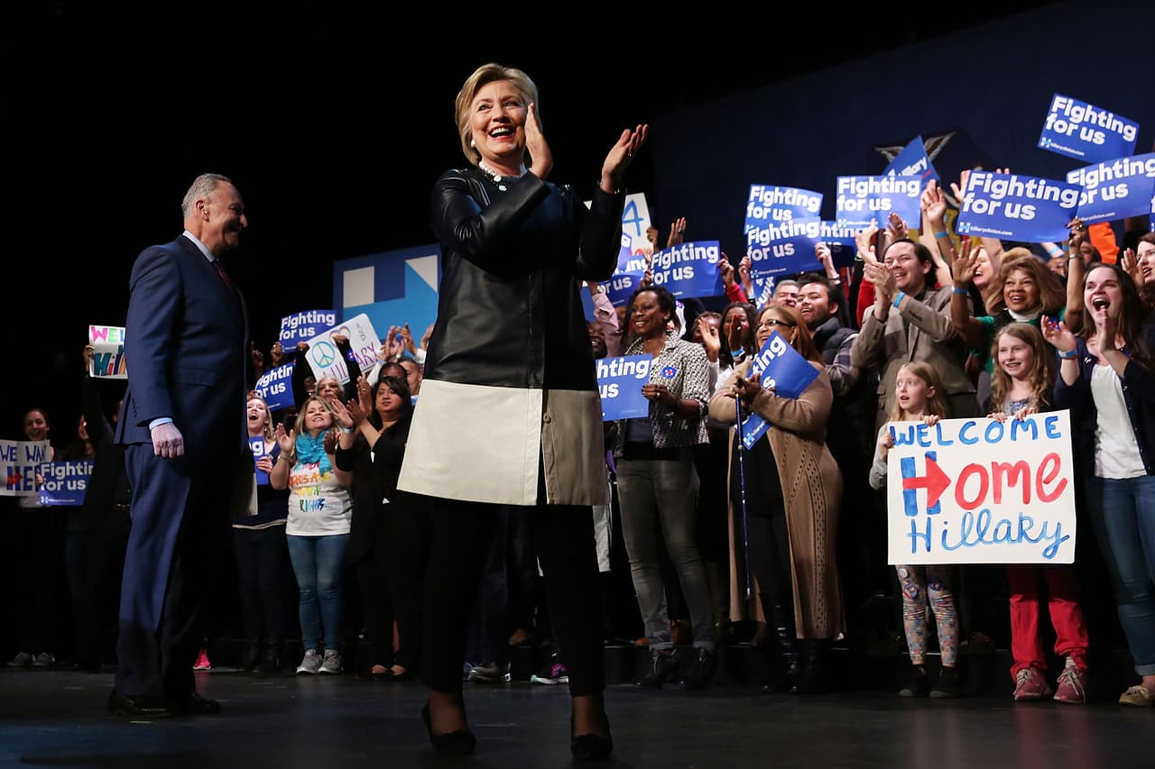 Y con la energía que recibió en "Make My Cake", Hillary Clinton subió al escenario del histórico teatro Apollo, en Harlem, donde recordó la importancia de votar en las primarias del 19 de abril.
