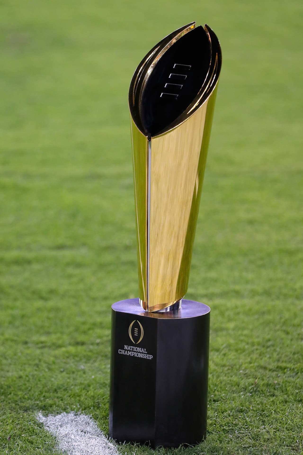 El Trofeo del Campeonato Nacional de Fútbol Americano Colegial es presentado por Dr Pepper antes del partido entre Alabama Crimson Tide y los Clemson Tigers.
