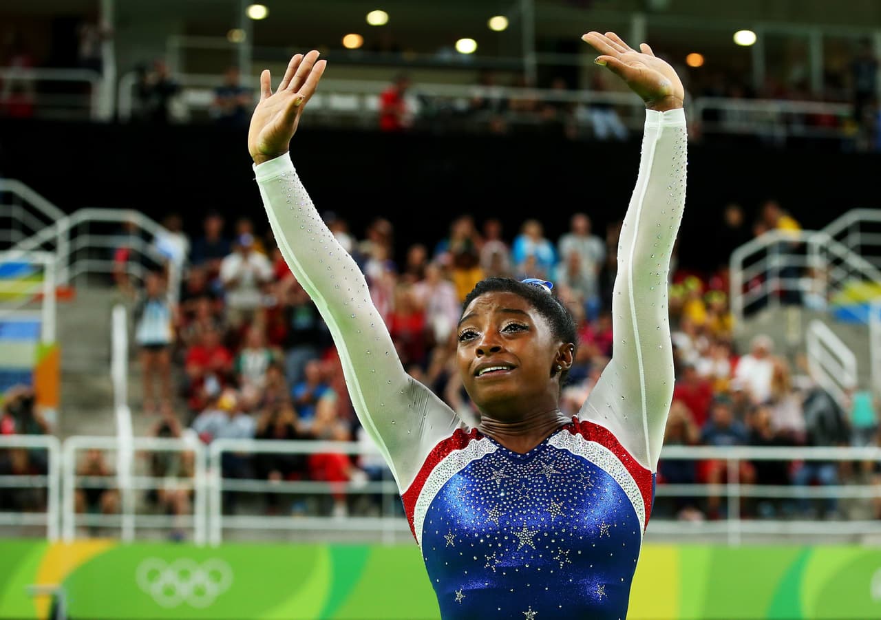 Simone Biles al ganar su segunda medalla, esta vez en la prueba general individual.