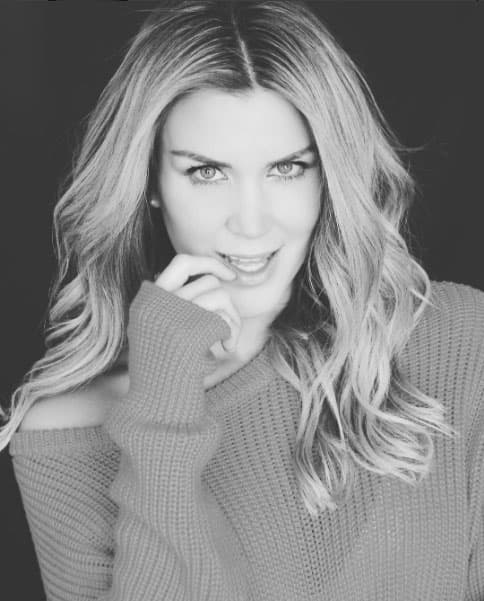 Verónica nació en Perú pero desde muy chica se mudó con su familia a Miami. Su carrera como actriz la ha construído en las telenovelas.